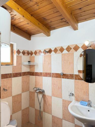 a bathroom with a toilet and a sink at Garden Villa Veli in Ksamil