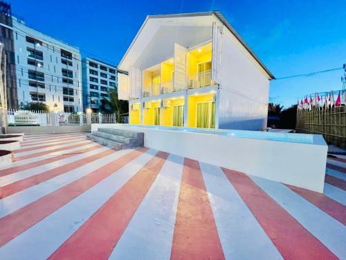 a white building with a red and white striped floor at High Lamoon in Sathani Khlong Rian