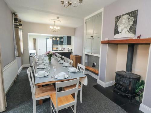 ブリドリントンにあるWellington Houseのダイニングルーム(テーブル、薪ストーブ付)