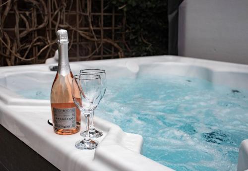 ブリドリントンにあるWellington Houseのバスタブにシャンパン1本とワイングラス1杯