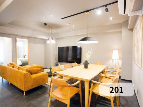 a dining room and living room with a table and chairs at 末松ビル -Tokyo lifestyle apartment- in Tokyo