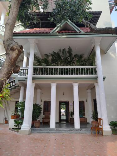 Muka bangunan atau pintu masuk Sarada Mandiram