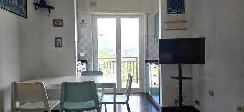 Et tv og/eller underholdning på Golfo Ligure appartamento vistamare