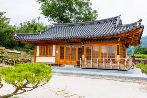 a temple in a japanese garden at Hanok Stay - JukRokJungSa in Gurye