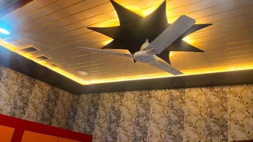 a ceiling fan is hanging from a ceiling at vaidehi homlee premium stay, 3kms from Shri Ram janmbhoomi, Ayodhya in Faizābād