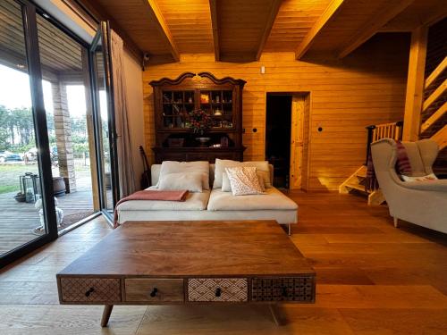 Postel nebo postele na pokoji v ubytování Bór i Woda - klimatyczny, drewniany dom w sercu jezior i lasów