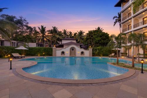 アーポラにあるLemon Tree Hotel, Arpora, Goaの建物の前のプール