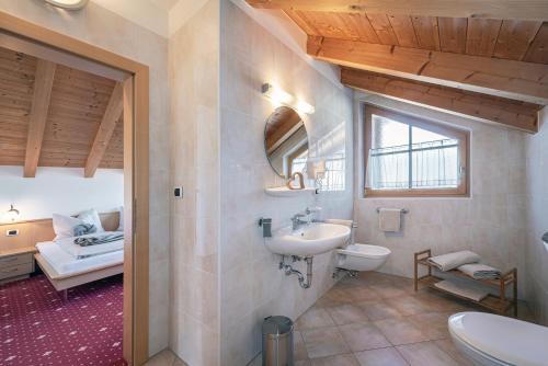 Koupelna v ubytování Trinnerhof- Hof Chalets und Obsthof