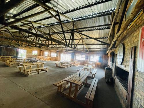 Habitación grande con bancos de madera en un edificio en Stonehouse, en Carolina