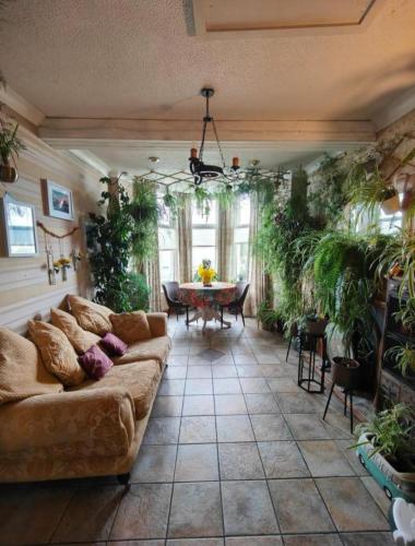 Coin salon dans l'établissement Avarest House BB Adults Only