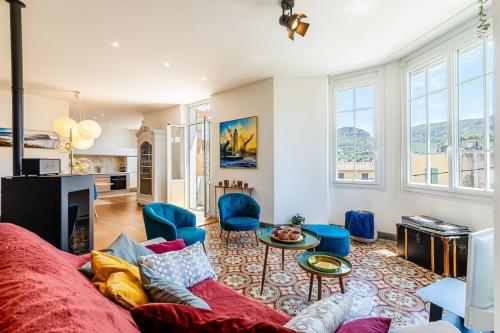 - un salon avec un canapé et des fauteuils bleus dans l'établissement Les Oliviers, à Cassis