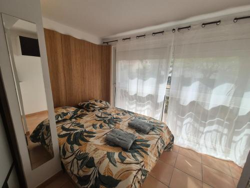 une chambre avec un lit et une fenêtre dans l'établissement Grand Studio à Deux Pas de la Mer La Ciotat, à La Ciotat