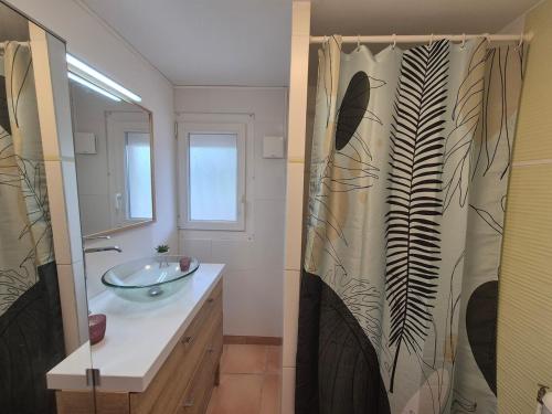 une salle de bain avec un lavabo et un rideau de douche dans l'établissement Grand Studio à Deux Pas de la Mer La Ciotat, à La Ciotat
