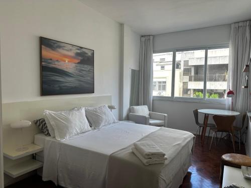 Кровать или кровати в номере ELEGANT STUDIO VISTA LATERAL MAR IPANEMA BEST LOCATlON