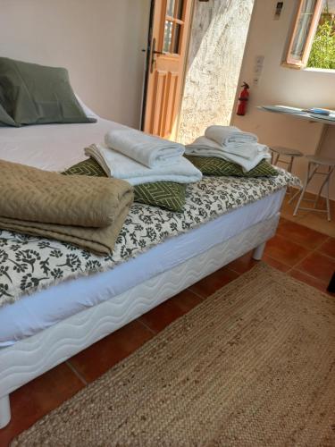 un lit avec des serviettes posées dessus dans l'établissement Studio les étoiles d'Azur, à Aspremont