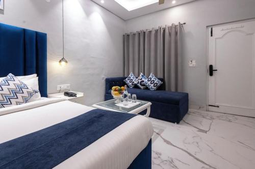 Кровать или кровати в номере Hotel La kaca International Near Delhi airport
