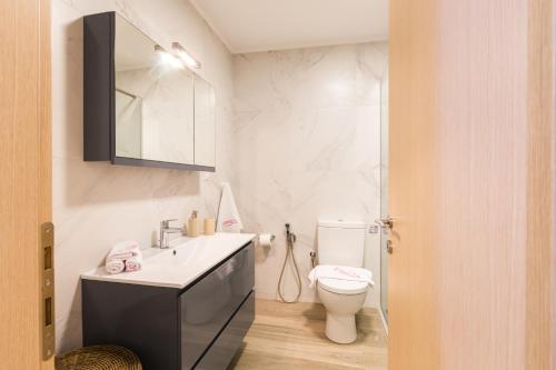 Kotsifi Stays - Cozy 2BR with Rooftop Terrace!