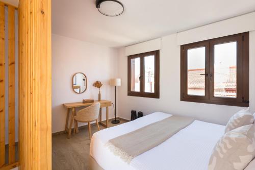 Kotsifi Stays - Cozy 2BR with Rooftop Terrace!