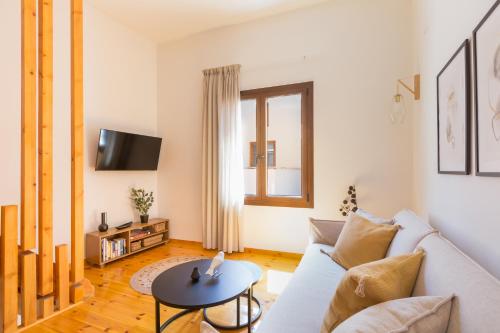 Kotsifi Stays - Cozy 2BR with Rooftop Terrace!