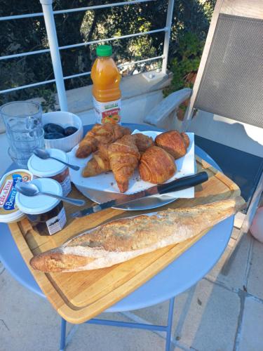 une table avec une assiette de nourriture dessus dans l'établissement Studio les étoiles d'Azur, à Aspremont
