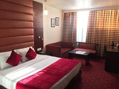 Кровать или кровати в номере Hotel La kaca International Near Delhi airport
