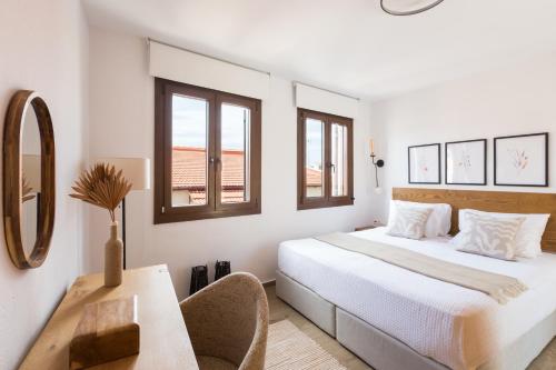 Kotsifi Stays - Cozy 2BR with Rooftop Terrace!
