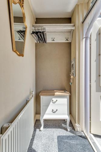 a dressing room with a white dresser and a mirror at Appartement RoMi in Koedijk