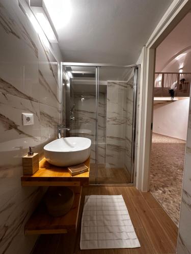 Koupelna v ubytování SUITE DELLA PIAZZA - Private & Exclusive Location