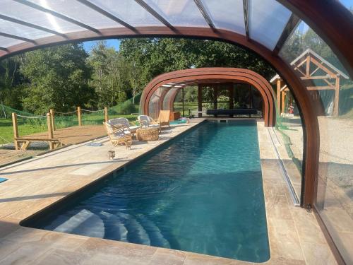 - une piscine avec une arche dans une maison dans l'établissement Le moulin de Saint Germain, à Saint-Germain-le-Rocheux