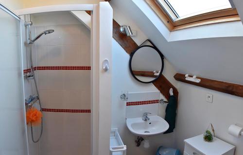 une salle de bain avec un lavabo et un miroir dans l'établissement Charmant gîte breton authentique, à Séglien