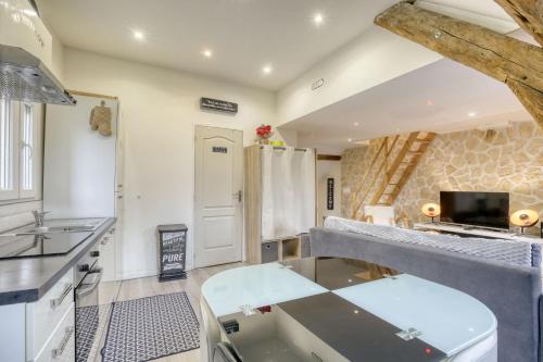 une cuisine avec un évier et un réfrigérateur dans l'établissement Atypical Apartment CDG Paris Parc Expo Asterix, à Louvres