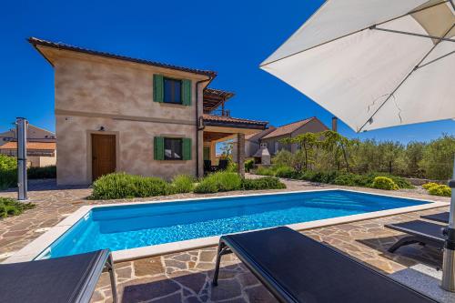 Πισίνα στο ή κοντά στο Rustic Villa Bellamare