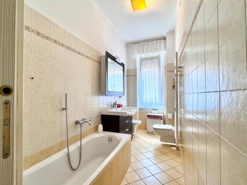 Ένα μπάνιο στο Kibilù - Family Space in Central Varese Bright & Large