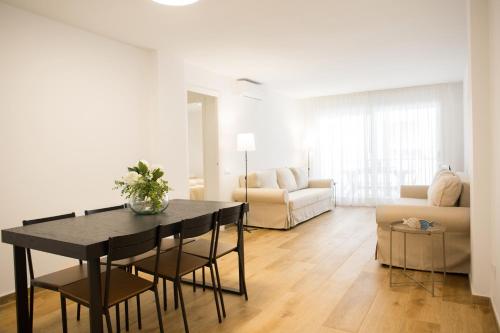 Apartamento con Piscina a 100 M de la playa