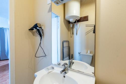 une salle de bain avec un lavabo et un miroir dans l'établissement Appartement cosy non loin de la gare St Charles, à Marseille