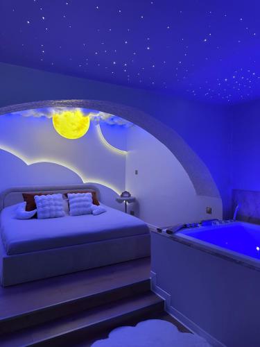 Postel nebo postele na pokoji v ubytování Moon Room, Nuit insolite - Ollioules Toulon Var