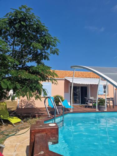 - une piscine avec un pont métallique dans l'établissement La Dyva 2, à Saint-Jean-de-Monts