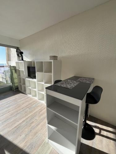 une petite pièce avec un bureau et une chaise dans l'établissement Le Marina, à Saint-Jean-de-Monts