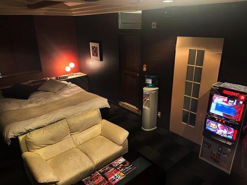 岐阜市にあるウォーターゲート 岐阜 (大人専用)のベッドルーム1室(ベッド1台、ビデオゲーム機付)