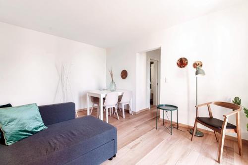 Ruang duduk di Dream Lake Apartments by Quokka 360 - Lake View