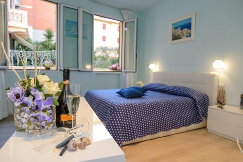 una camera con letto e tavolo con fiori di Il Timone a Santa Margherita Ligure