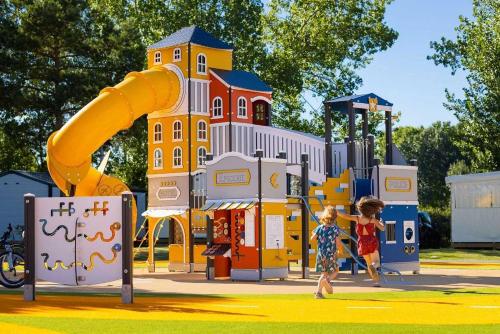 - 2 jeux pour enfants avec toboggan dans l'établissement Camping 4 étoiles - Parc aquatique - eeibgd, à Royan