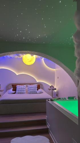 une chambre avec un lit et une balle de golf sur le mur dans l'établissement Moon Room, Nuit insolite - Ollioules Toulon Var, à Ollioules