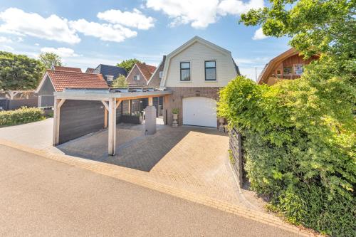 a backyard with a garage and a house at Appartement RoMi in Koedijk