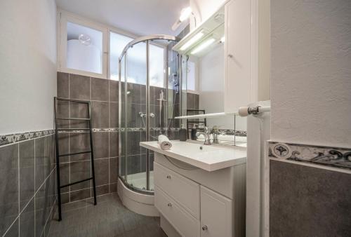 a bathroom with a sink and a glass shower at Belfort Break in Chalon-sur-Saône