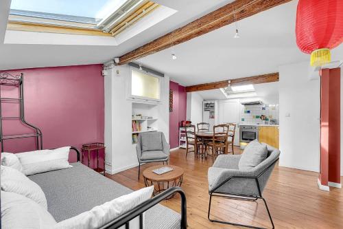 un salon avec un canapé, des chaises et une table dans l'établissement Spacious and bright in the historic center, à Toulouse