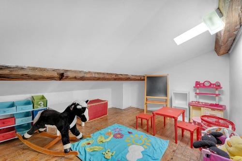 une pièce avec un chien debout sur un tapis dans l'établissement Spacious and bright in the historic center, à Toulouse