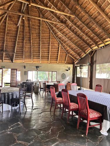 センチュリオンにあるIdle Winds Lodge and Conference Centreの建物内のダイニングルーム(テーブル、椅子付)