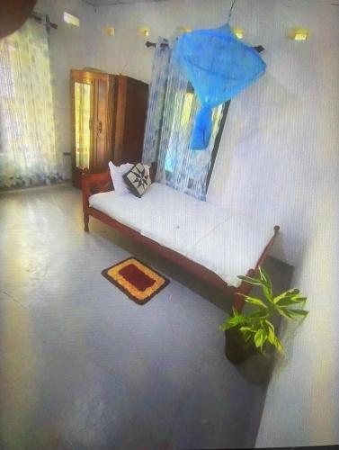 Una sala de estar con un sofá blanco y una ventana. en Nataliya, en Nikawatawana