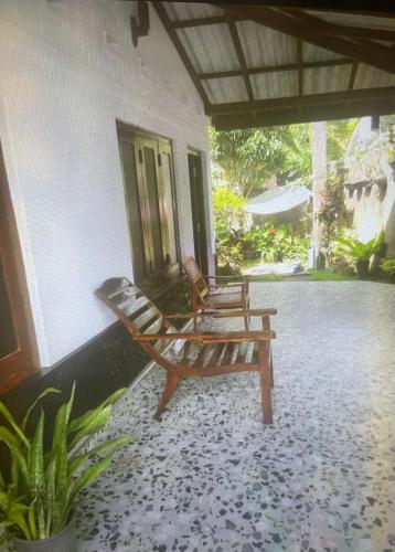 Dos sillas sentadas en el porche de una casa. en Nataliya, en Nikawatawana